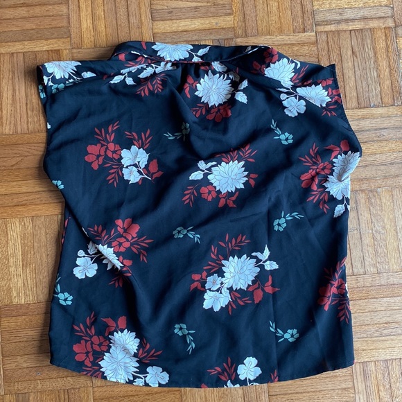 Bobeau collection floral buttoned blouse - Picture 4 of 4